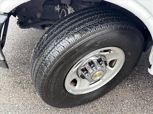 2025 Chevrolet Express Passenger 1LT