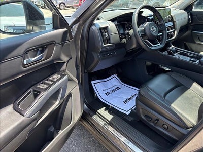2023 Nissan Pathfinder SL 4WD